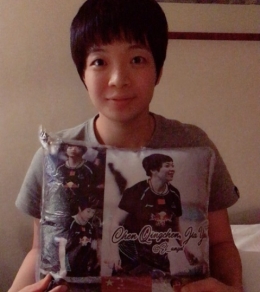 Chen Qingchen berfoto dengan bantal hadiah dari fansnya di Indonesia. (sumber foto: Instagram Chen Qingchen)