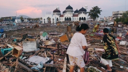 Gempa dan tsunami di Aceh pada 2004 silam. Harian Kompas.