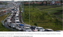 Kendaraan mengular 18 kilomter di tol pejagan -- pemalang ruas pejagan Brebes Timur, Jumat(1/7/2016). (Kristianto Purnomo/Kompas.com)