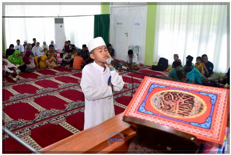 Seorang pelajar mengumandangkan adzan pada lomba yang digelar Forum Anak Butta Toa di Masjid An-Nur Sport Centre Pantai Seruni Bantaeng (15/06).