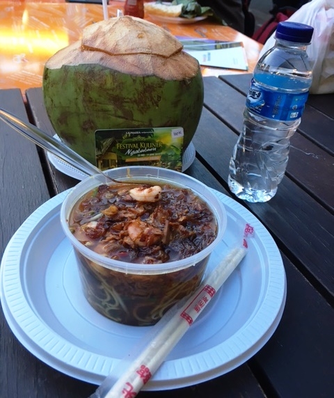 Sepaket mie kangkung dan air mineral plus kelapa muda butir yang segar, nikmat dan mengenyangkan. (Foto: BDHS)