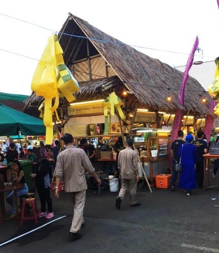 Sesuai tema Kampung Sunda, dekorasi booth dibuat seperti warung-warung di tatar Sunda. (Foto; BDHS)