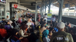 Ruang tunggu di Stasiun Lempuyangan Yogyakarta disesaki penumpang (dok. Hendra Wardhana).