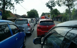 Terjebak kemacetan parah di Jalur Selatan Jawa Tengah pada saat mudik tahun 2015 (dok. Hendra Wardhana).