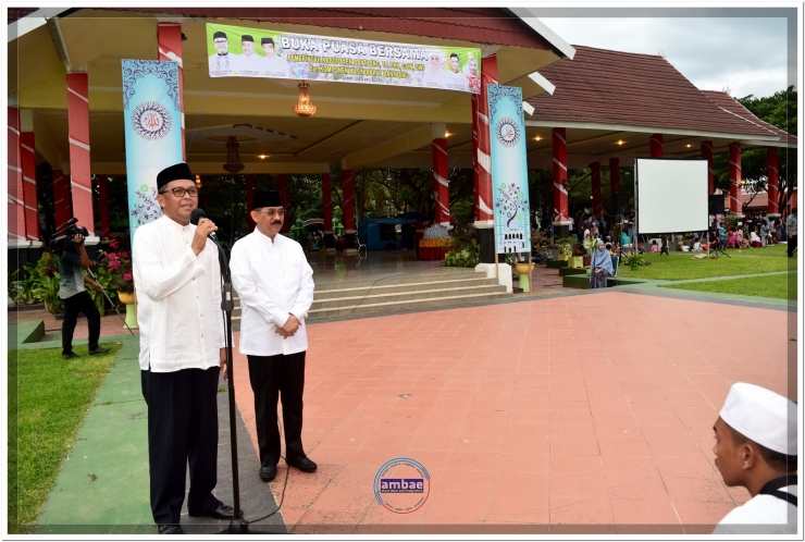 Nurdin Abdullah dan Tanribali Lamo berikan arahan sembari menunggu saat Berbuka Puasa yang digelar Pemkab bersama seluruh komponen masyarakat Bantaeng (16/06).
