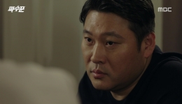 Yoon Seung Ro. Kepala Jasa yang rela melakukan apa saja demi kekuasaannya (dramabeans.com)