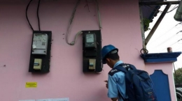 Petugas PLN Bandengan mendata aliran listrik di kawasan Kalijodo, Tambora, Jakarta Barat.  | KOMPAS.com KAHFI DIRGA CAHYA 