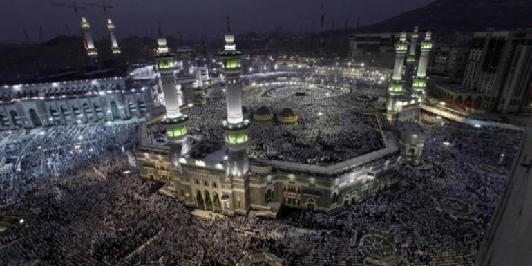Umat Islam memenuhi Masjidil Haram, menghadap bangunan suci Kakbah di Mekkah, Arab Saudi, bagian dari kegiatan haji, 10 Oktober 2013. Lebih dari dua juta muslim tiba di kota suci ini untuk ibadah haji tahunan.(AP PHOTO / AMR NABIL)