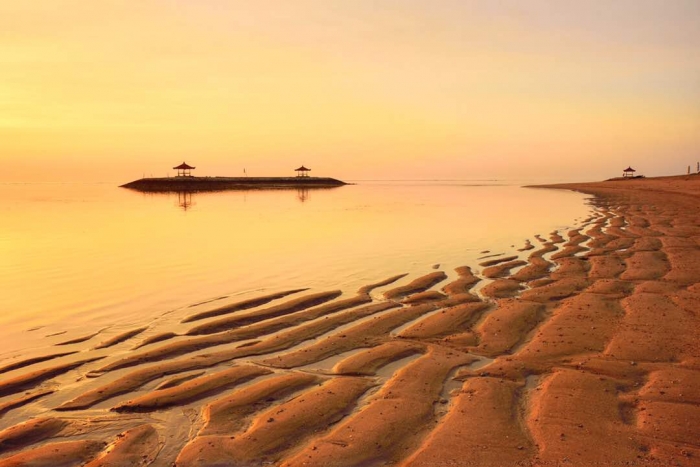Pantai Sanur di pagi hari, foto Tjandra Hutama Kurniawan