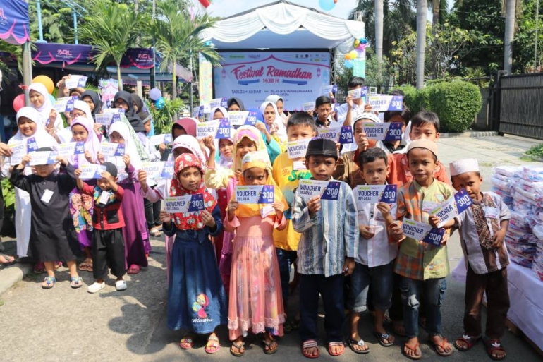 Anak-anak Yatim dan Dhuafa memegang voucher Belanja senilai Rp 300.000, di acara Festival Ramadhan 1438H, Sabtu (17/06), yang diselenggarakan oleh AQL Islamic Center. Foto oleh: Ana (AQL)