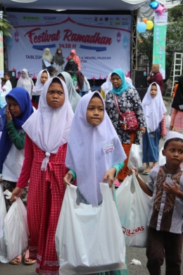 Keceriaan anak-anak berbelanja di acara Festival Ramadhan 1438 H, pada hari Sabtu (17/06). Foto oleh: Ana (AQL)