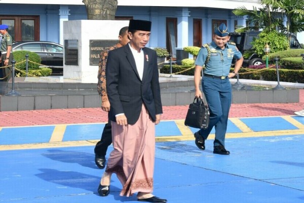 Presiden Jokowi mengenakan sarung saat kunjungan ke Pekalongan Sumber : antaranews.com
