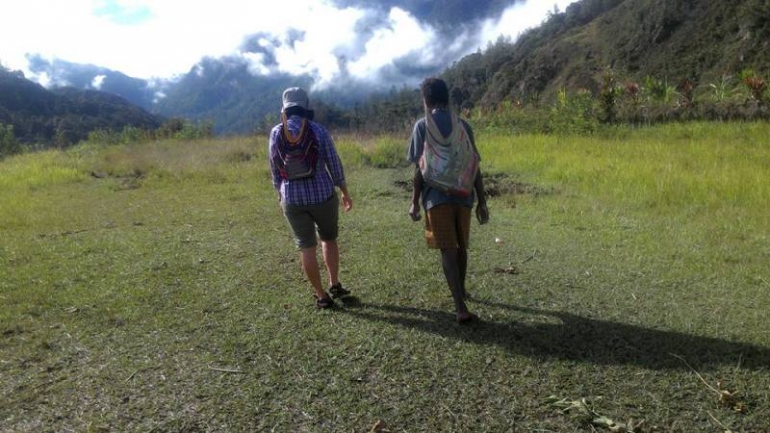 Kristina dan relawannya berjalan kaki menembus bukit (foto: dok Kristina)