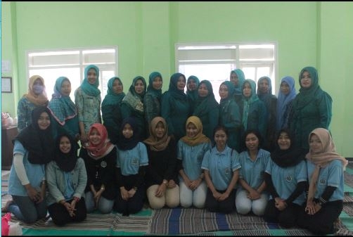 Mahasiswa KKN UM 2017 bersama Pemateri dan Ibu PKK / dokumentasi pribadi