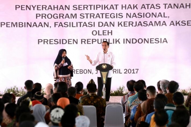 Jokowi berbagi pengalaman, baru 12 tahun mendapat sertifikat tanah yang dimilikinya. Presiden RI ini kini menerabas dengan menebar sertifikat kepada rakyat plus sebagai modal untuk menumbuhkan keekonomian rakyat. (foto: jitunews.com)