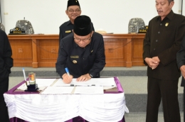Bpati Bangka tandatangani dokumen (dok.humas Bangka)