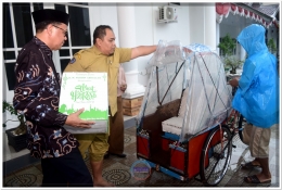 Nurdin Abdullah (Bupati Bantaeng) serahkan paket lebaran pada ribuan Tukang Becak di Rumah Jabatan Bupati Bantaeng (20/06).