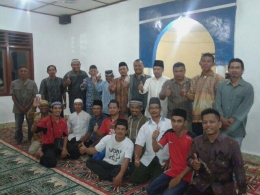 Sesudah sholat maghrib foto bersama pengurus masjid dengan tamu undangan. Kemudian dilanjutkan makan bersama. [dok. pribadi ]