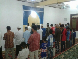 Sholat maghrib berjamaah komunitas muslim Ahmadiya di Masjid Mubarak Namo Rambe. Sementara tamu undangan dari Umat Kristiani menunggu di teras masjid. [dok. pribadi]