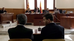 Lionel Messi (kanan) dan ayahnya sedang diadili di pengadilan pajak Spanyol terkait penggelapan pajak. sumber : goal.com
