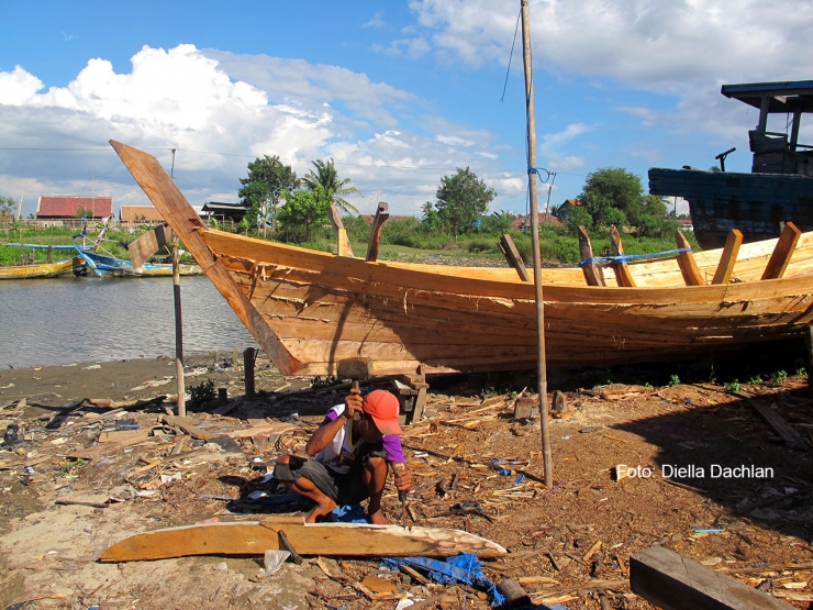 Ilustrasi foto: Pembuat perahu di muara Sungai Cibanten, Serang, Banten