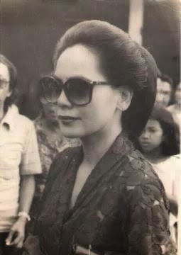 Ratna Sari Dewi di atas kertas foto hitam-putih (Arifin BH)