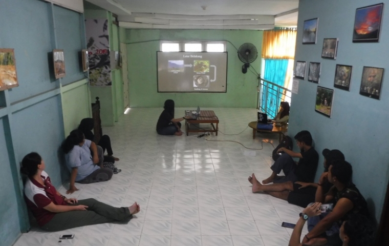 Valeria Cacih Marlina saat presentasi tentang kumbang di kantor Yayasan Palung, jumat pekan lalu. Foto dok. YP
