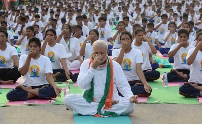 PM India Narendra Modi langsung mempimpin Yoga International Day yang jatuh pada tanggal 21 Juni 2017. Photo: i.ndtvimg.com