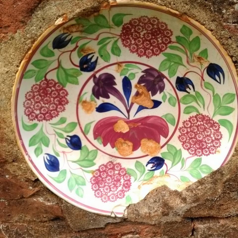 contoh piring keramik yang menempel di dinding (dok.pri)