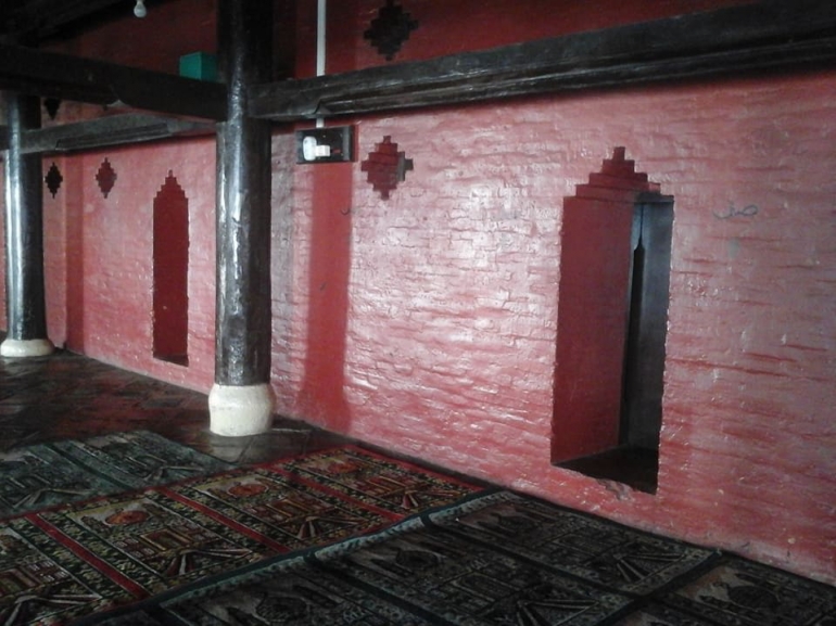 dok.pri pintu-pintu kecil dalam masjid Sang Cipta Rasa