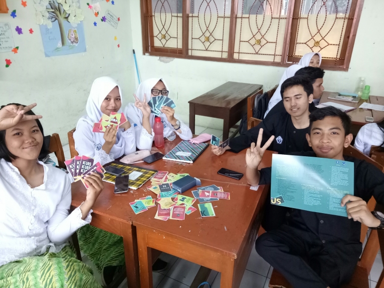 Siswa SMA N 5 Bogor yang sedang memainkan permainan kartu Uno Syariah