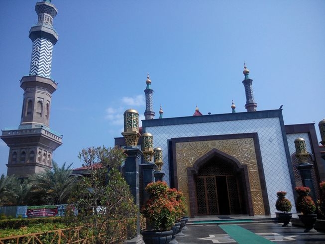 Masjid Raya At-Taqwa Cirebon yang megah (Dokumentasi Pribadi)