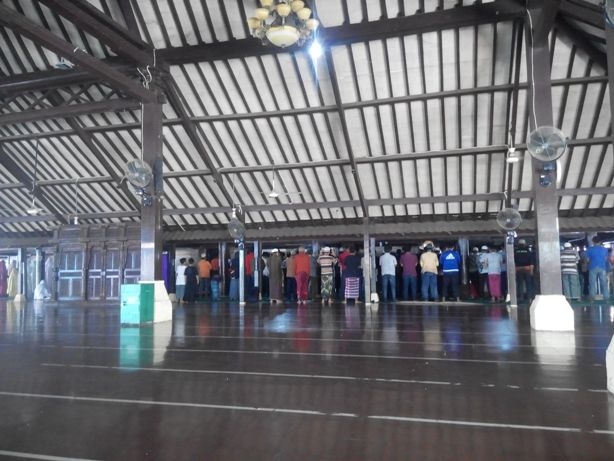 Suasana di masjid Cirebon yang adem, sakral,dan damai (Dokumentasi Pribadi)