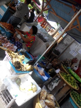 Keraton Kanoman ada di balik pasar tradisional (Dokumentasi Pribadi)