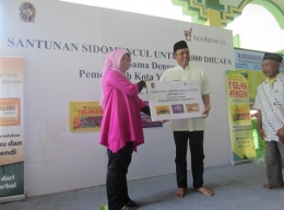 Ibu Ninik Memberikan Bingkisan Sido Muncul Kepada Wali Kota Yogyakarta -Dok. Sido Muncul