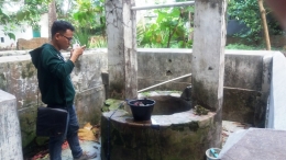 Kompasianer Mas Denny mengambil gambar Sumur Kejayaan di Keraton Kasepuhan Cirebon (Dokpri)