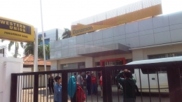 Kompasianer melakukan uji coba aplikasi D-Cash di mesin ATM Danamon Cirebon (Dokpri)