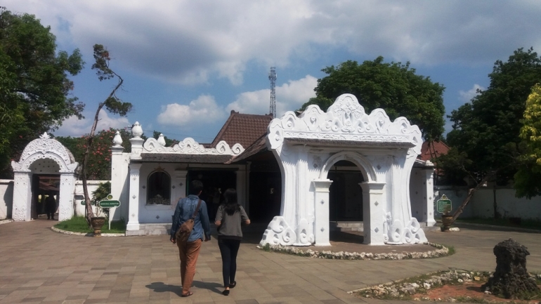 Sepasang wisatawan lokal menuju Bangsal Keraton Kasepuhan Cirebon (Dokpri)