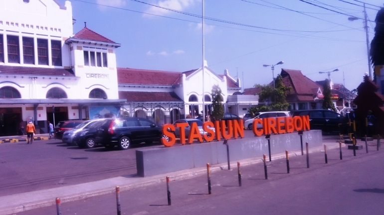 Bagi yang ingin berwisata ke Cirebon dengan kereta, pemesanan tiketnya dapat dilakukan melalui www.danamononline.com (Dokpri)