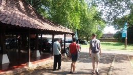 Dua orang wisatawan asing di Keraton Kasepuhan Cirebon (Dokpri)
