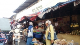 Pengunjung Keraton Kanoman harus melewati terlebih dahulu Pasar Kanoman di Cirebon (Dokpri)