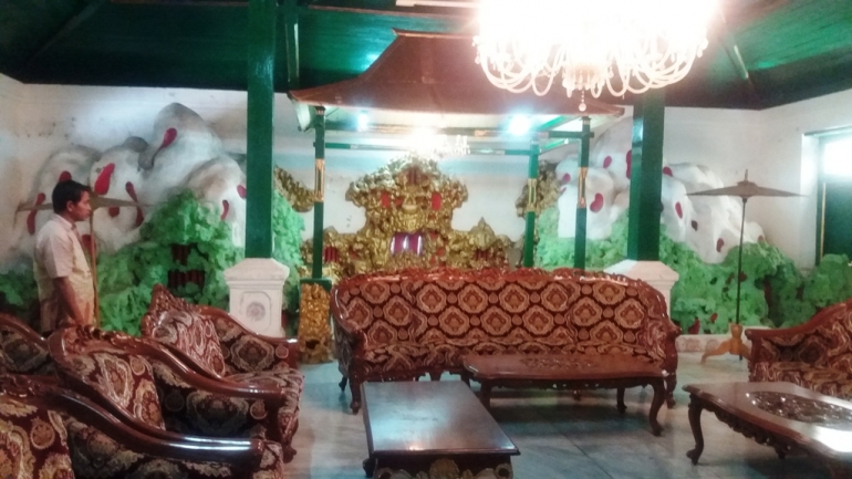 Ruang berornamen batu karang dan motif batik megamendung yang dulu berfungsi sebagai singgasana sultan di Keraton Kanoman Cirebon (Dokpri)