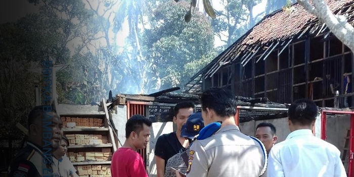Warga Bersama Warga Padamkan Kebakaran Rumah di Karang Dapo