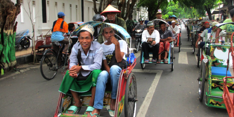 Becak menjadi alternatif pengganti seiring mulai menurunnya jumlah delman (usemayjurney)