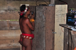 Masyarakat adat Mentawai menggunakan Radio RIG ( Foto : Adi Prima)
