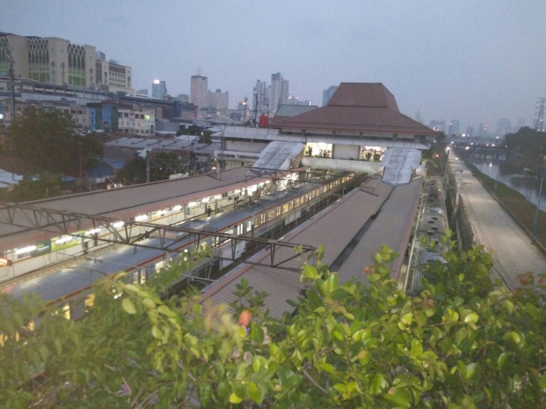 Salah satu suasana fasilitas umum (stasiun) di Jakarta, Selasa (20/6)