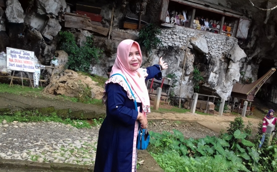 Istri penulis di depan destinasi wisata tempat penyimpan mayat leluhur warga Toraja di Goa Batu Londa (dokumentasi pribadi)