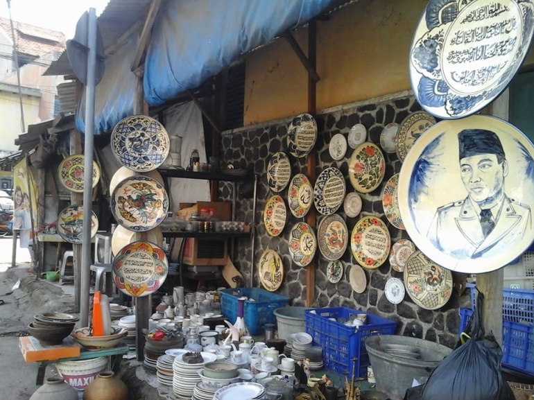 dok.pri keramik kuno banyak dijual di Jalanan Kota Cirebon sekitar Kanoman