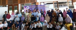 Foto bersama anak yatim dan kaum dhuafa