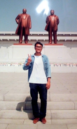 Penulis di depan patung perunggu Kim Il Sung dan Kim Jong Il